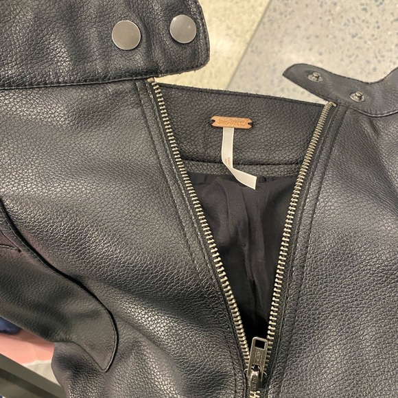 Free People Women's Faux Leather Mini Skirt Black High Rise A Line - Size 4 - Picture 8 of 10